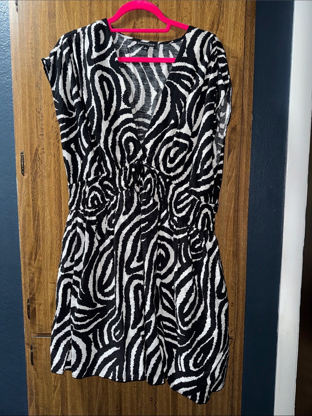 Women’s Black & White Swirl V-Neck Dress